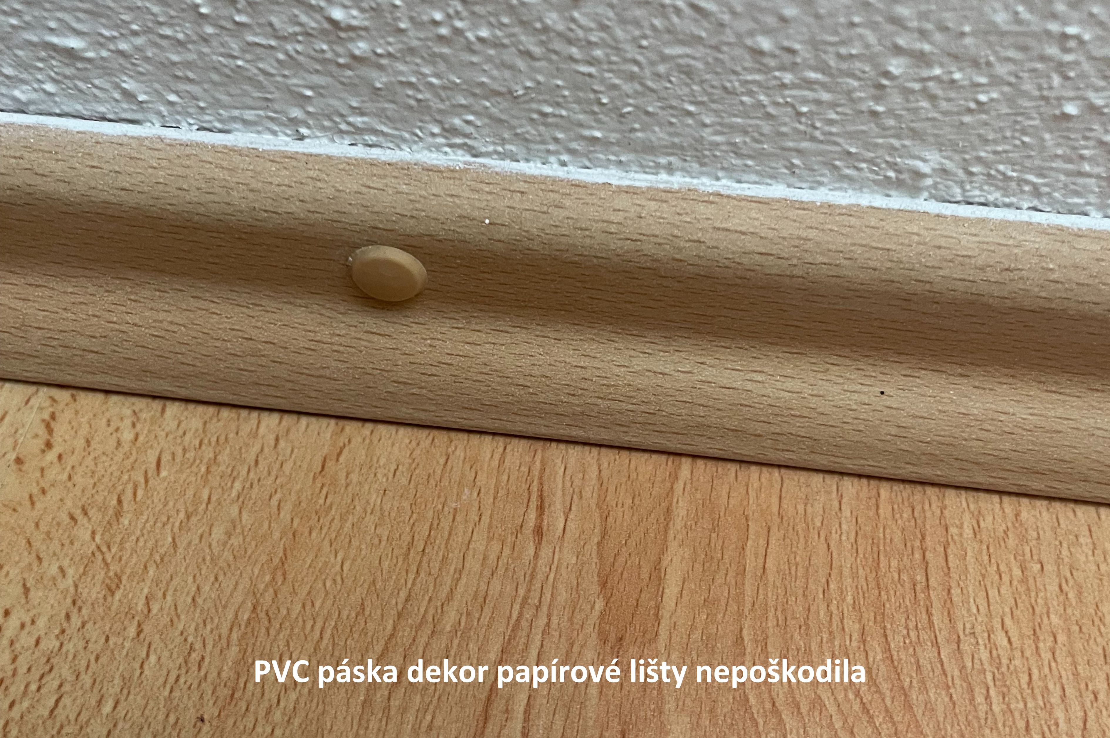 PVC lepicí páska nepoškodila dekor papírové lišty